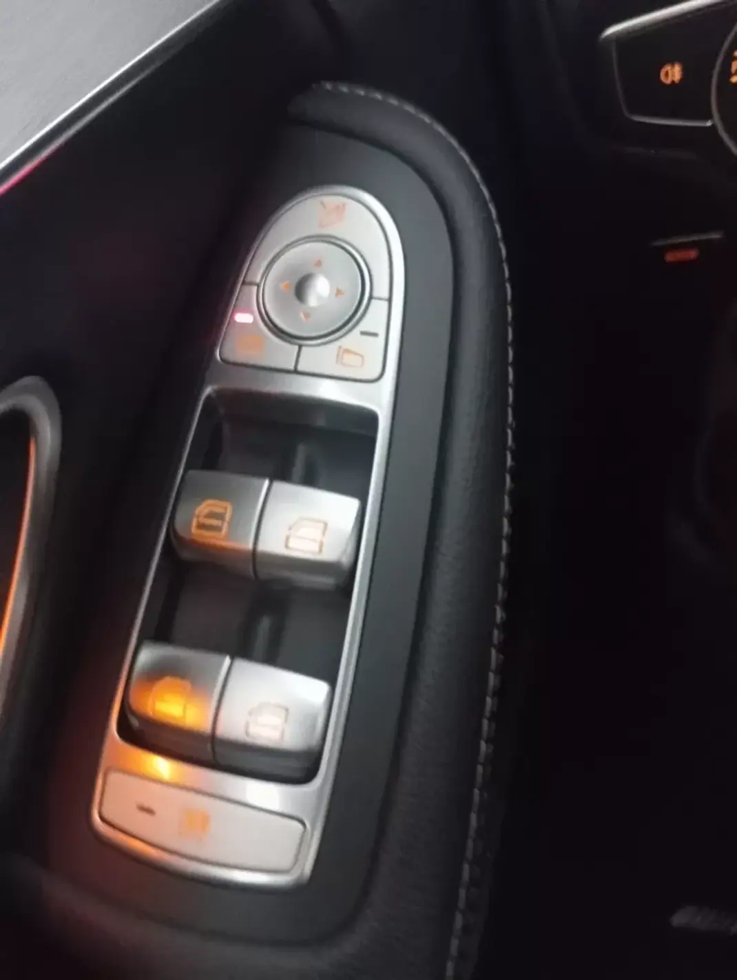 Mercedes-Benz C 220 2019 - 28300 EUR, 140000 km - AUTO.MOTO.pt - 140000km - foto 19 de 36