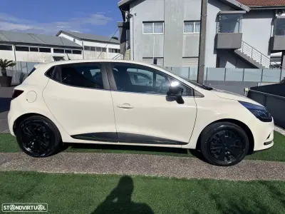 Renault Clio 2017 - 9900 EUR, 135702 km - AUTO.MOTO.pt - 135702km - foto 14 de 47