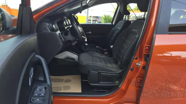 Dacia Duster 2021 - 16500 EUR, 53070 km - AUTO.MOTO.pt - 53070km - foto 11 de 22