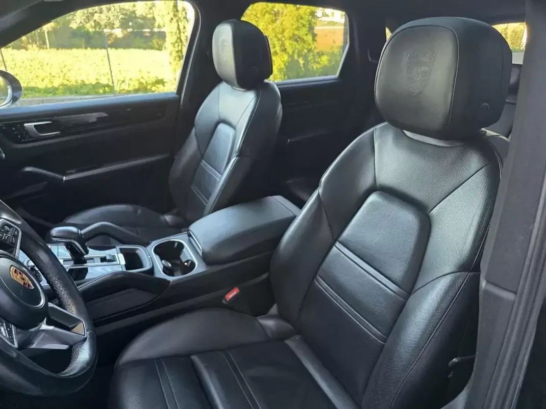 Porsche Cayenne 2018 - 53499 EUR, 142519 km - 142519km - foto 35 de 44
