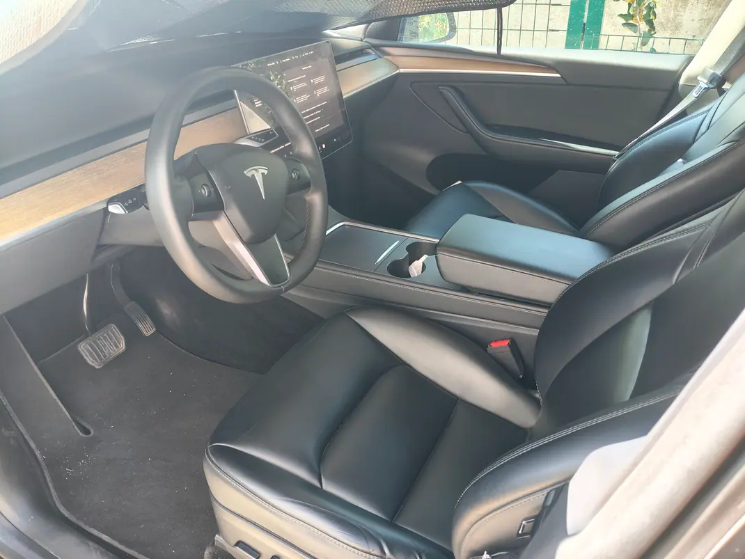 Tesla Model Y 2023 - 28500 EUR, 158000 km - 158000km - foto 4 de 9