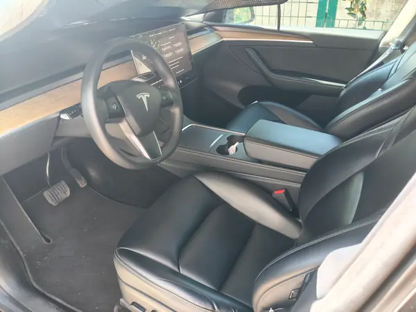 Tesla Model Y 2023 - 28500 EUR, 158000 km - AUTO.MOTO.pt - 158000km - foto 4 de 9