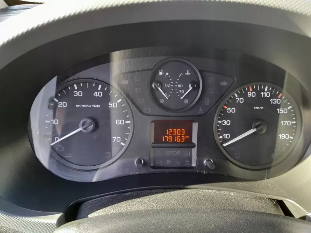 Peugeot Partner 2018 - 13900 EUR, 179163 km - 179163km - foto 9 de 11
