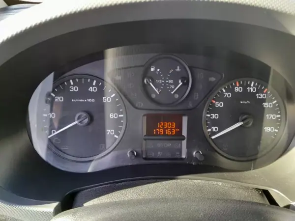 Peugeot Partner 2018 - 13900 EUR, 179163 km - AUTO.MOTO.pt - 179163km - foto 9 de 11