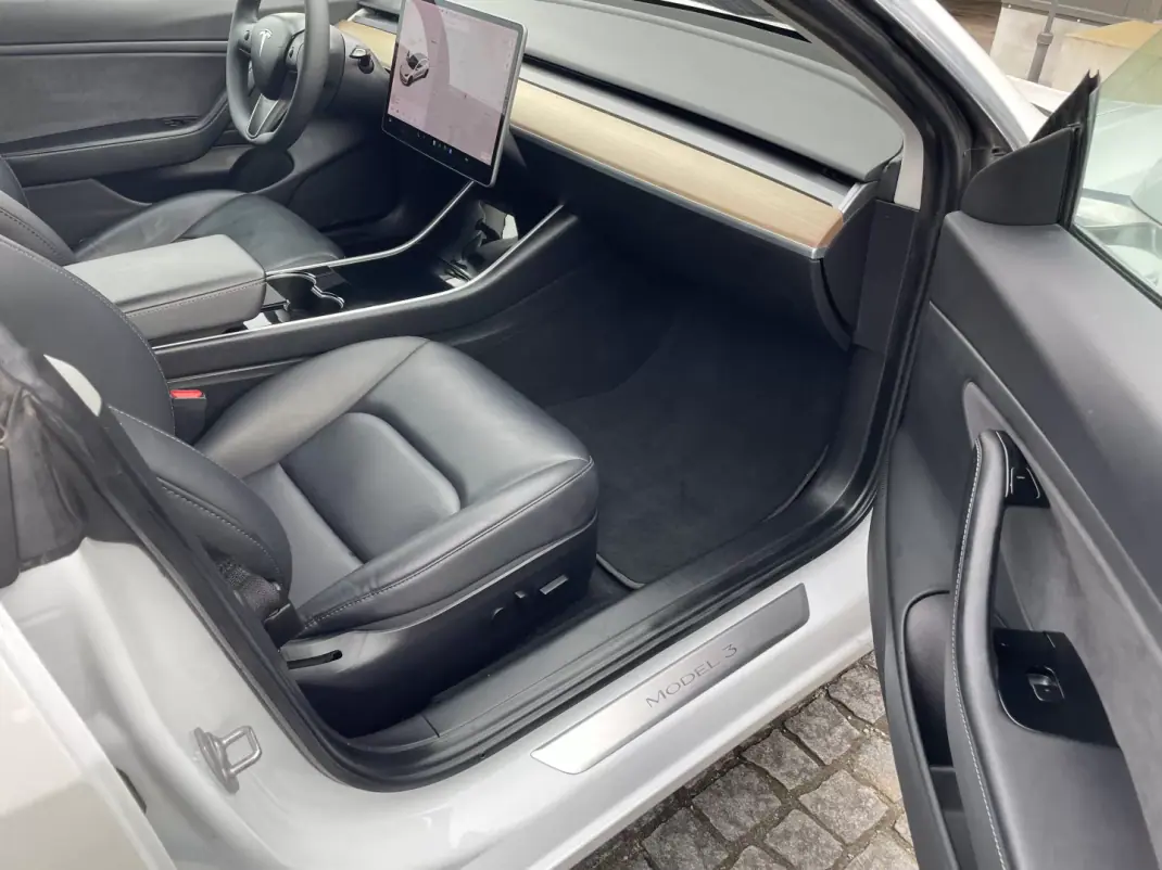 Tesla Model 3 2020 - 25995 EUR, 80043 km - AUTO.MOTO.pt - 80043km - foto 36 de 43