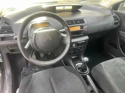 Citroën C4 2007 - 3250 EUR, 240000 km - AUTO.MOTO.pt - 240000km - foto 5 de 8