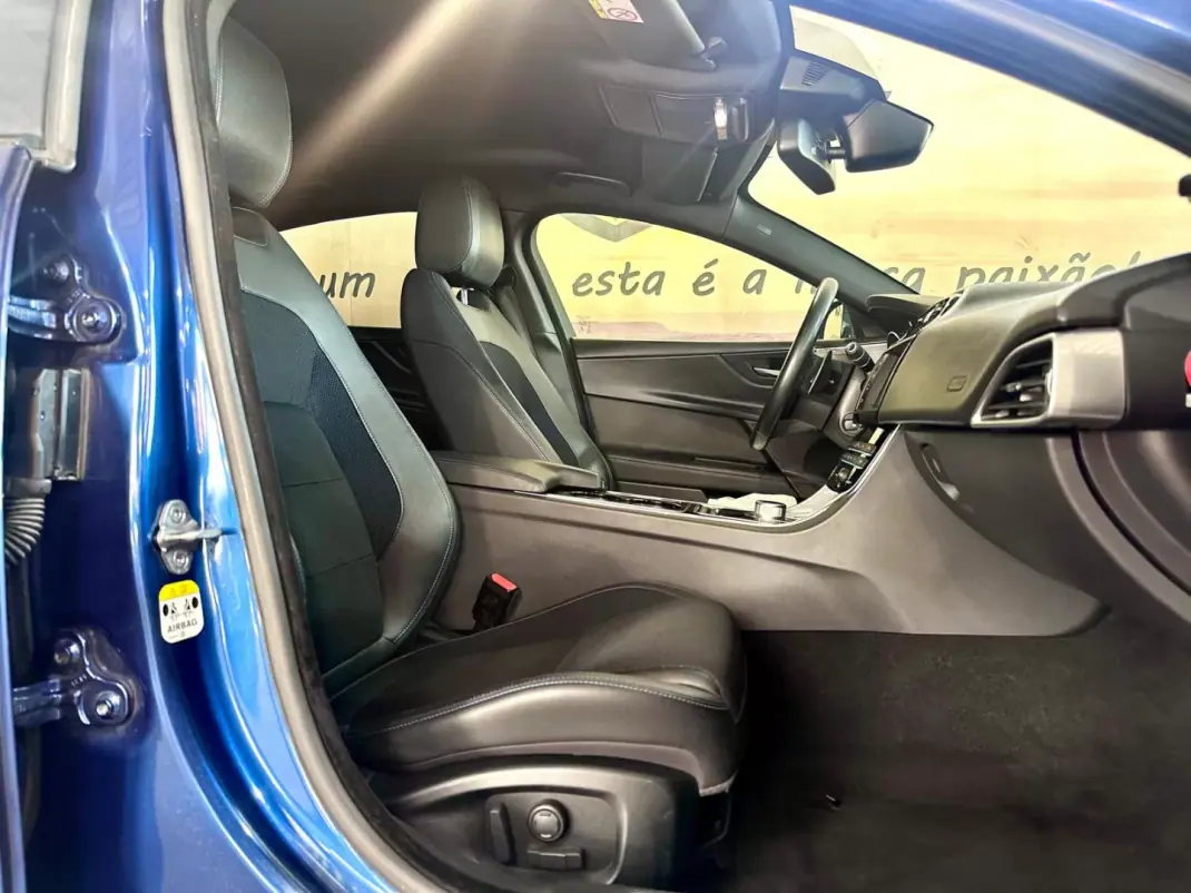 Jaguar XE 2017 - 16900 EUR, 230128 km - AUTO.MOTO.pt - 230128km - foto 13 de 28