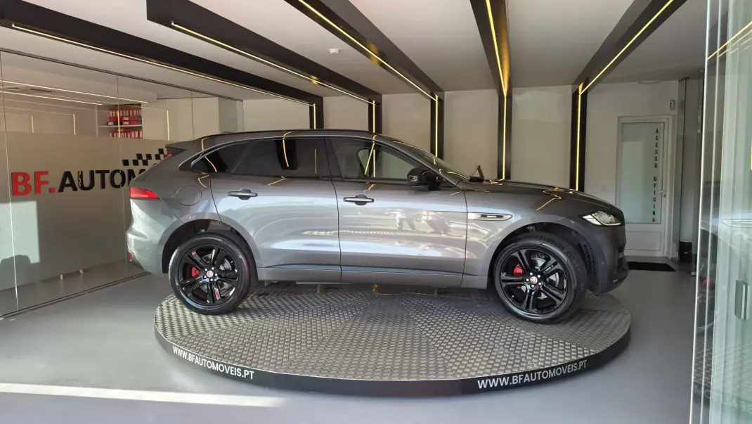 Jaguar F-Pace 2017 - 19500 EUR, 157804 km - 157804km - foto 9 de 74