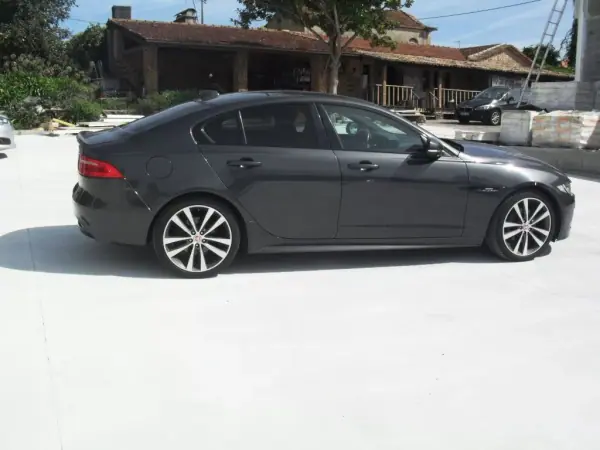 Jaguar XE 2017 - 25950 EUR, 59977 km - AUTO.MOTO.pt - 59977km - foto 8 de 35