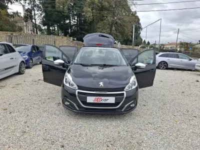 Peugeot 208 2017 - 8900 EUR, 191000 km - AUTO.MOTO.pt - 191000km - foto 18 de 36
