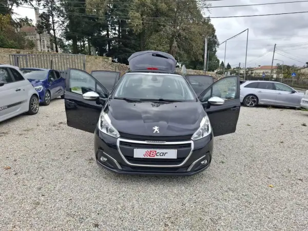 Peugeot 208 2017 - 8900 EUR, 191000 km - AUTO.MOTO.pt - 191000km - foto 18 de 36