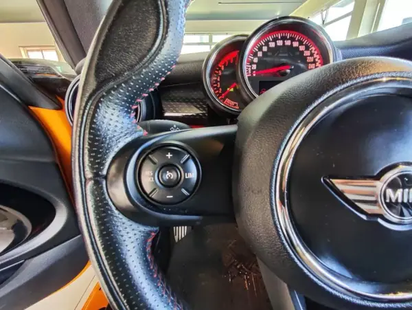 MINI John Cooper Works 2015 - 21500 EUR, 91950 km - AUTO.MOTO.pt - 91950km - foto 27 de 38