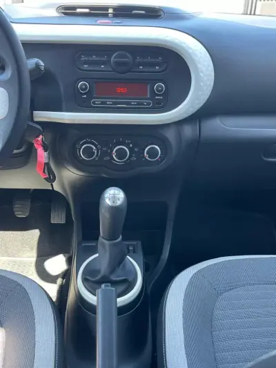 Renault Twingo 2017 - 7750 EUR, 136000 km - AUTO.MOTO.pt - 136000km - foto 10 de 13