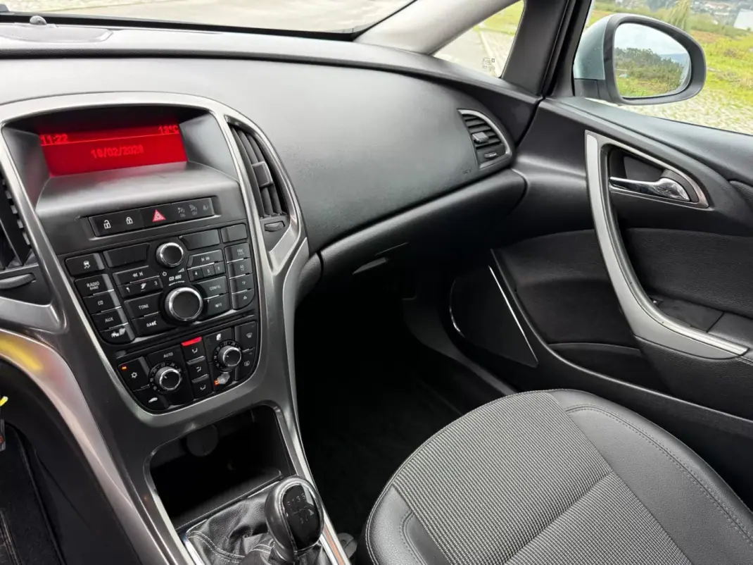 Opel Astra Sports Tourer 2011 - 7490 EUR, 175851 km - AUTO.MOTO.pt - 175851km - foto 14 de 21