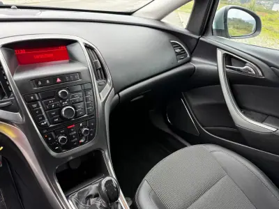 Opel Astra Sports Tourer 2011 - 7490 EUR, 175851 km - AUTO.MOTO.pt - 175851km - foto 14 de 21