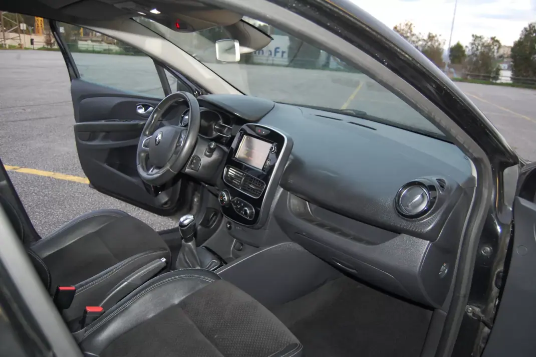Renault Clio 2016 - 11500 EUR, 118568 km - AUTO.MOTO.pt - 118568km - foto 8 de 8