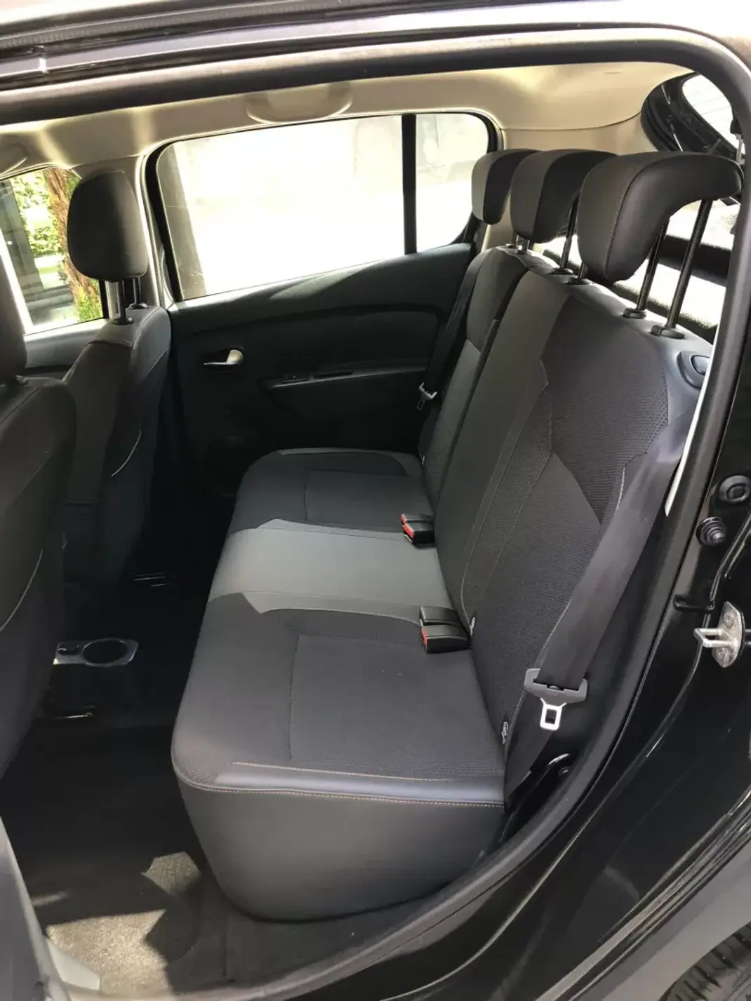 Dacia Sandero 2018 - 9900 EUR, 121000 km - AUTO.MOTO.pt - 121000km - foto 20 de 30