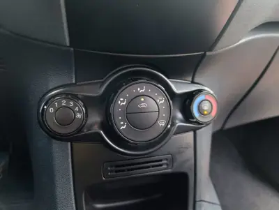 Ford Fiesta 1.4 TDCI 2010 - 3900 EUR, 261197 km - AUTO.MOTO.pt - 261197km - foto 11 de 18