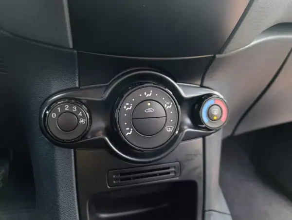 Ford Fiesta 1.4 TDCI 2010 - 3900 EUR, 261197 km - AUTO.MOTO.pt - 261197km - foto 11 de 18