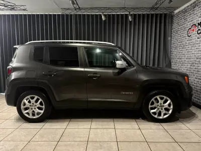 Jeep Renegade 2018 - 18900 EUR, 75000 km - AUTO.MOTO.pt - 75000km - foto 6 de 19