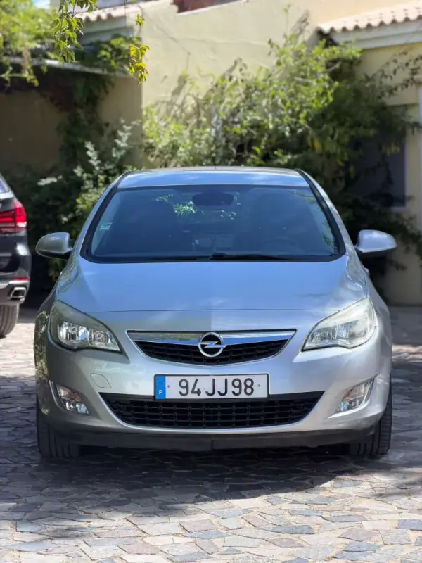 Opel Astra 2010 - 7900 EUR, 170584 km - AUTO.MOTO.pt - 170584km - foto 3 de 9