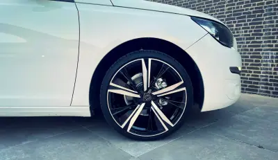 Peugeot 308 2014 - 12500 EUR, 151000 km - AUTO.MOTO.pt - 151000km - foto 4 de 16