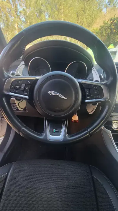 Jaguar XE 2016 - 17990 EUR, 220000 km - AUTO.MOTO.pt - 220000km - foto 10 de 12