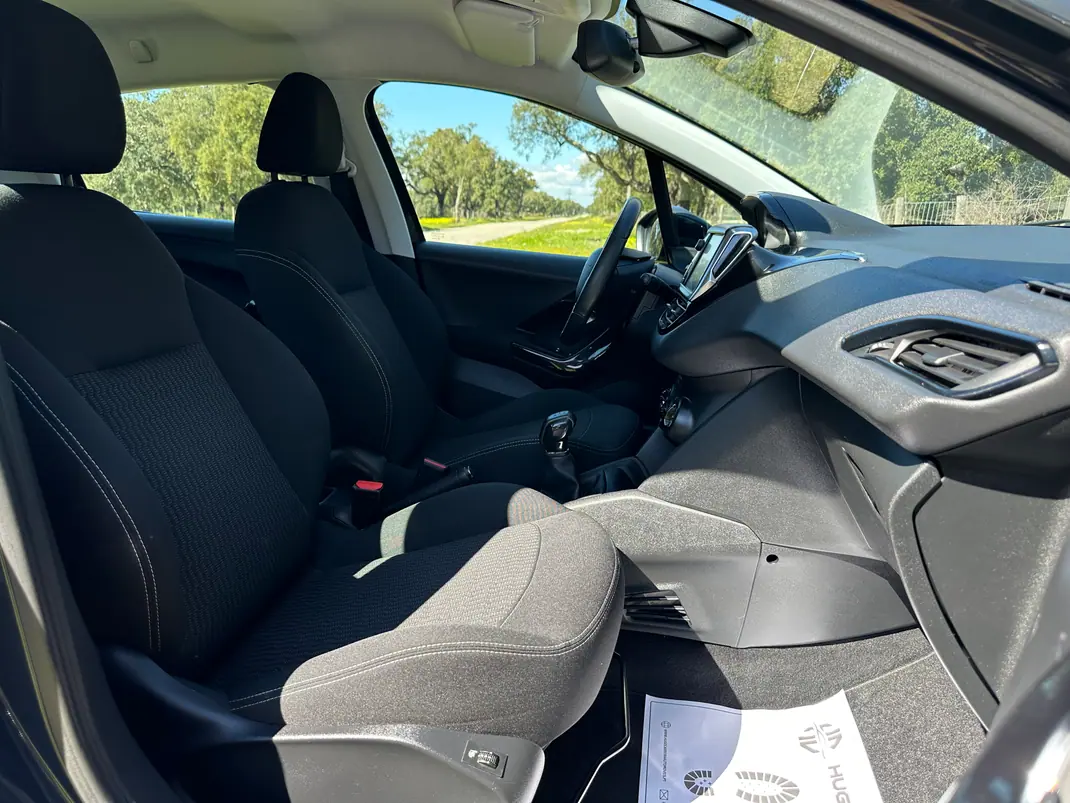 Peugeot 208 2017 - 7850 EUR, 130754 km - AUTO.MOTO.pt - 130754km - foto 6 de 10