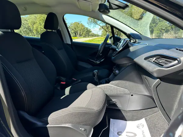 Peugeot 208 2017 - 7850 EUR, 130754 km - AUTO.MOTO.pt - 130754km - foto 6 de 10