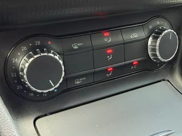 Mercedes-Benz A 180 2013 - 9900 EUR, 234885 km - AUTO.MOTO.pt - 234885km - foto 2 de 12