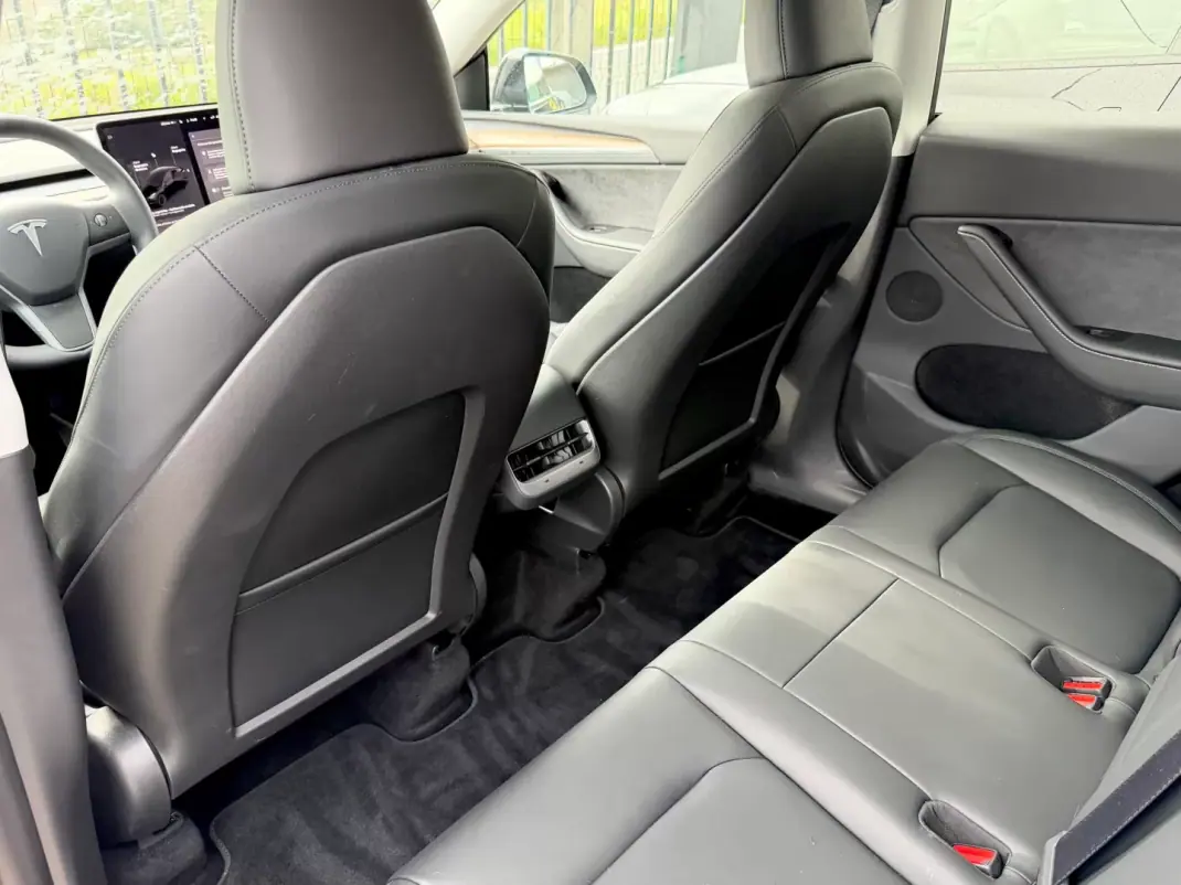 Tesla Model Y 2024 - 38490 EUR, 17630 km - AUTO.MOTO.pt - 17630km - foto 11 de 13