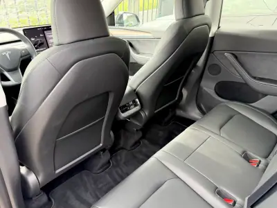 Tesla Model Y 2024 - 38490 EUR, 17630 km - AUTO.MOTO.pt - 17630km - foto 11 de 13
