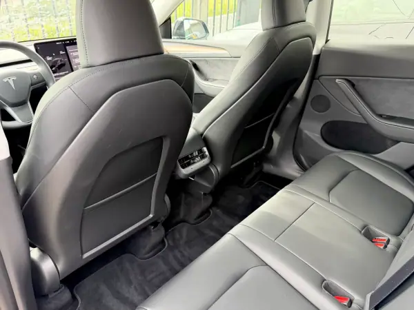Tesla Model Y 2024 - 38490 EUR, 17630 km - AUTO.MOTO.pt - 17630km - foto 11 de 13