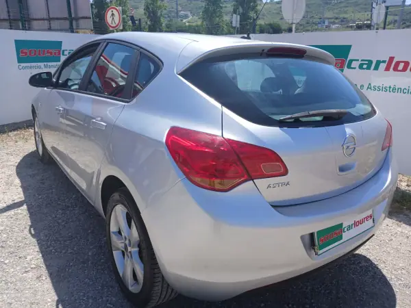 Opel Astra 2010 - 6350 EUR, 76845 km - AUTO.MOTO.pt - 76845km - foto 12 de 28