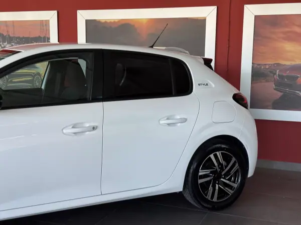 Peugeot 208 2023 - 17990 EUR, 55626 km - AUTO.MOTO.pt - 55626km - foto 3 de 21