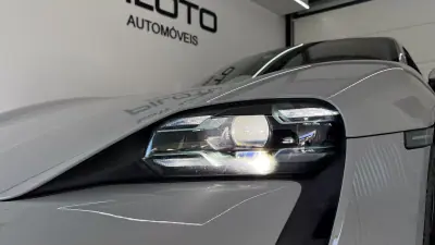 Porsche Taycan 2021 — foto 4 de 35