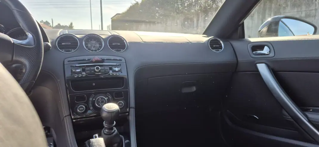 Peugeot RCZ 2014 - 15750 EUR, 213000 km - AUTO.MOTO.pt - 213000km - foto 18 de 31