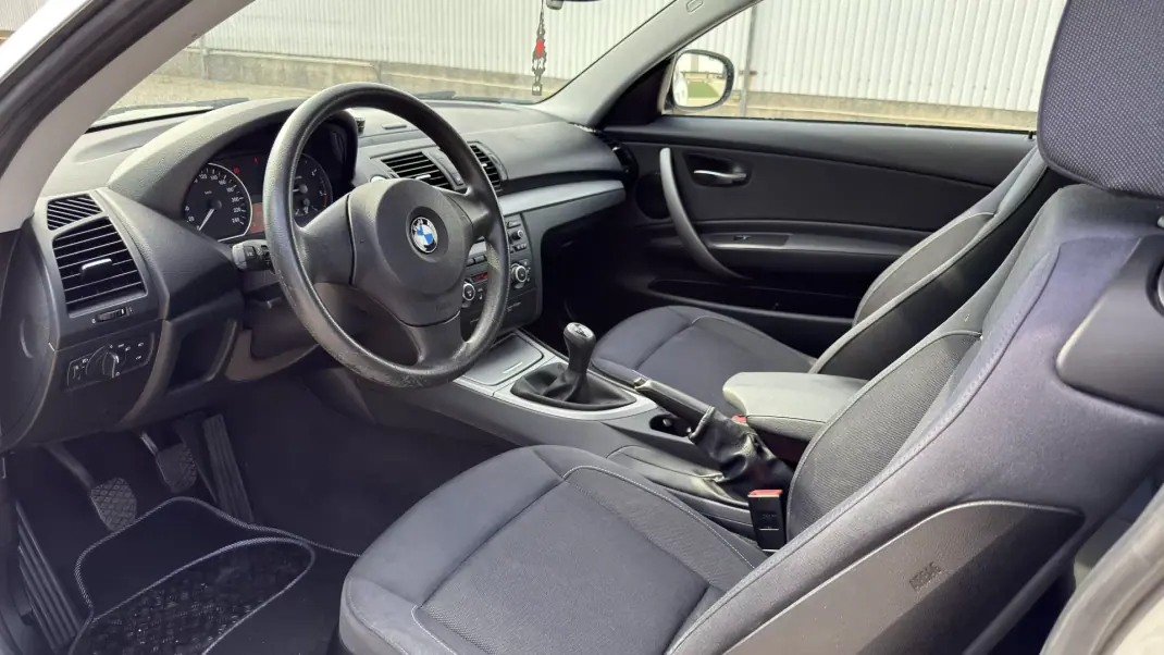 BMW 118 2010 - 12000 EUR, 222000 km - AUTO.MOTO.pt - 222000km - foto 8 de 14