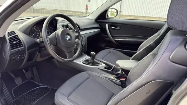 BMW 118 2010 - 12000 EUR, 222000 km - AUTO.MOTO.pt - 222000km - foto 8 de 14