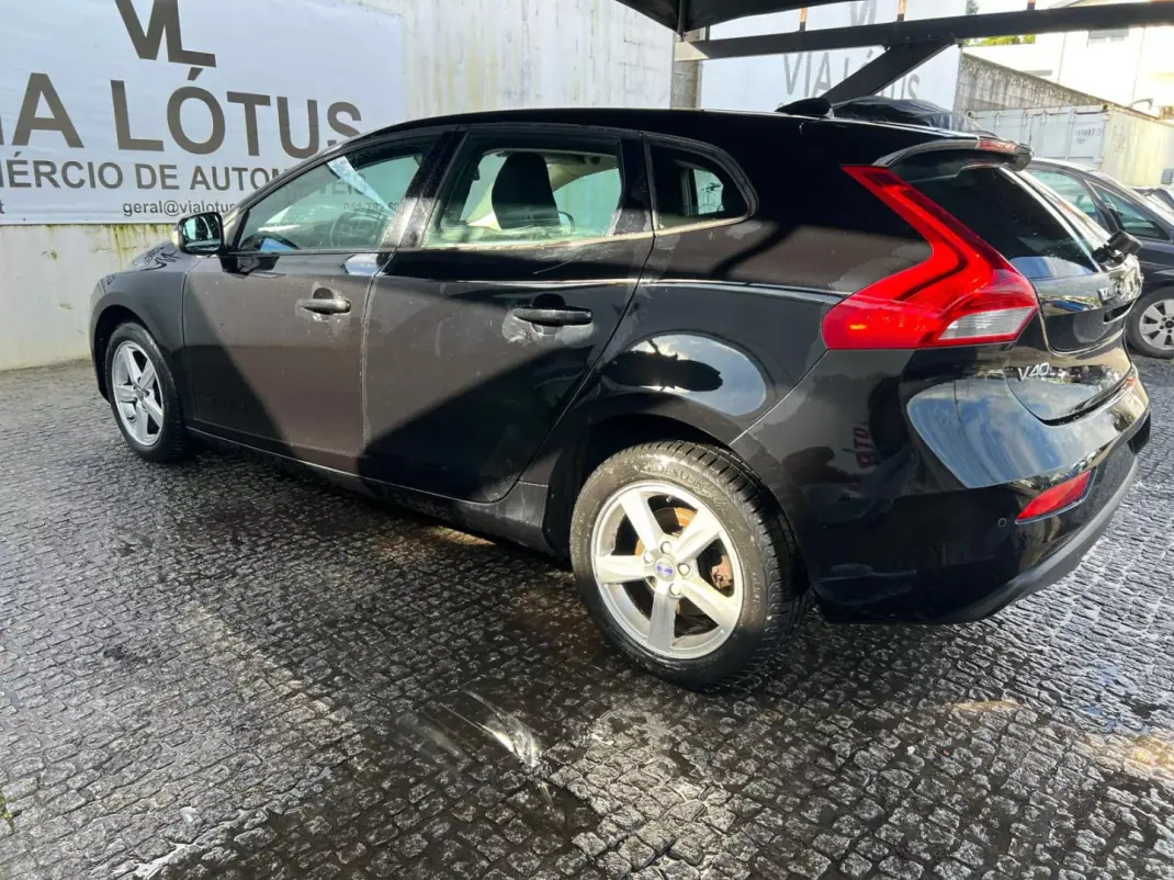 Volvo V40 2016 - 12900 EUR, 178000 km - AUTO.MOTO.pt - 178000km - foto 6 de 8