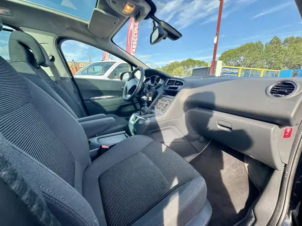 Peugeot 5008 2016 - 14500 EUR, 108536 km - AUTO.MOTO.pt - 108536km - foto 25 de 26