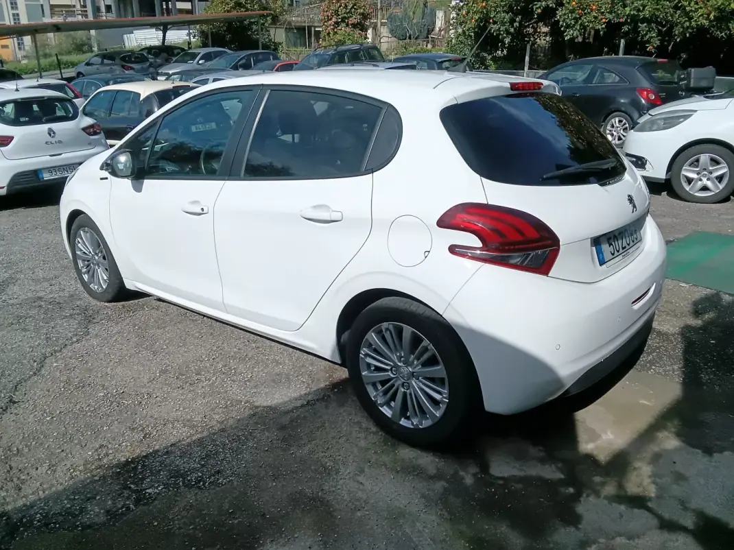 Peugeot 208 2019 - 10900 EUR, 127907 km - AUTO.MOTO.pt - 127907km - foto 4 de 17