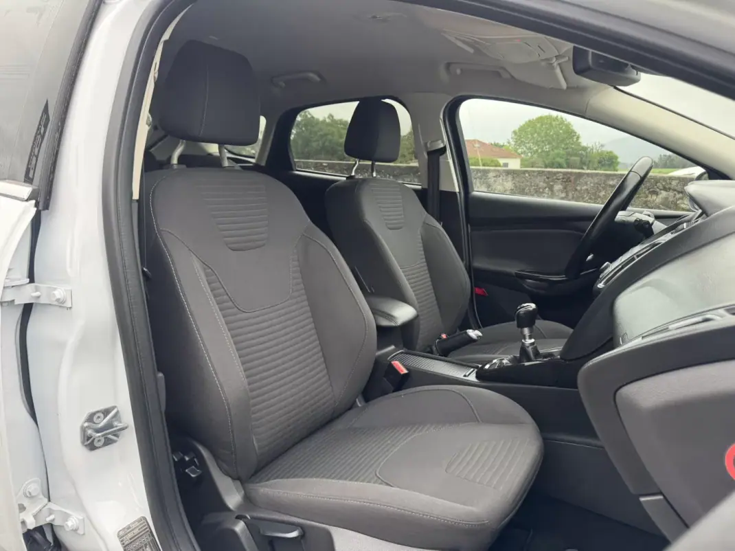 Ford Focus 2015 - 9990 EUR, 123000 km - AUTO.MOTO.pt - 123000km - foto 30 de 31