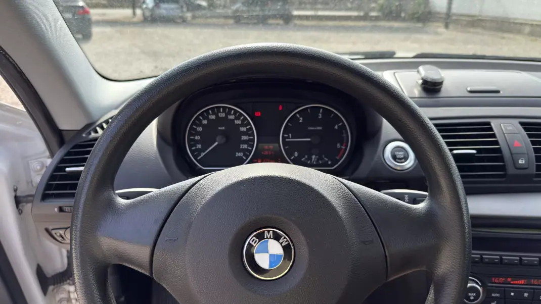 BMW 118 2010 - 12000 EUR, 222000 km - AUTO.MOTO.pt - 222000km - foto 11 de 14