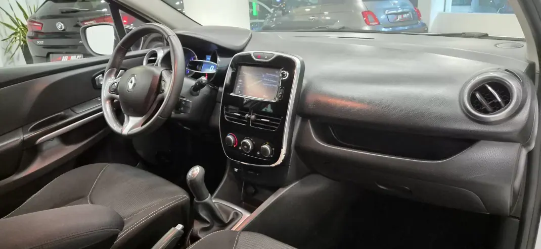Renault Clio Sport Tourer 2015 - 7990 EUR, 193961 km - AUTO.MOTO.pt - 193961km - foto 15 de 20