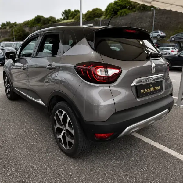 Renault Captur 2018 - 12900 EUR, 185699 km - AUTO.MOTO.pt - 185699km - foto 4 de 11