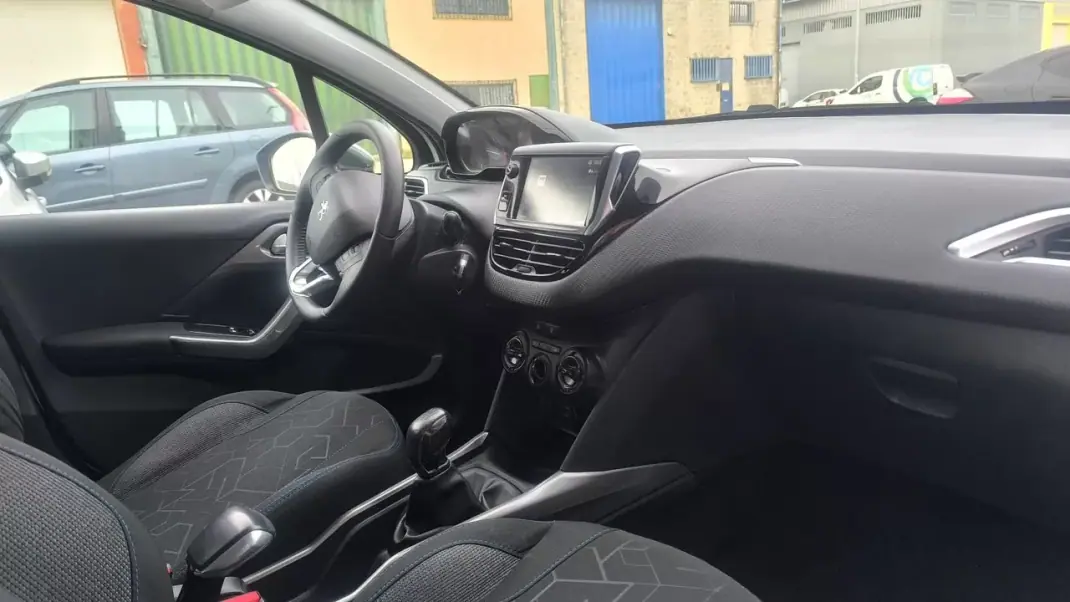 Peugeot 2008 2017 - 10900 EUR, 145000 km - AUTO.MOTO.pt - 145000km - foto 11 de 16