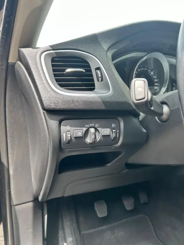 Volvo V40 Cross Country 2014 - 11750 EUR, 189500 km - AUTO.MOTO.pt - 189500km - foto 10 de 20