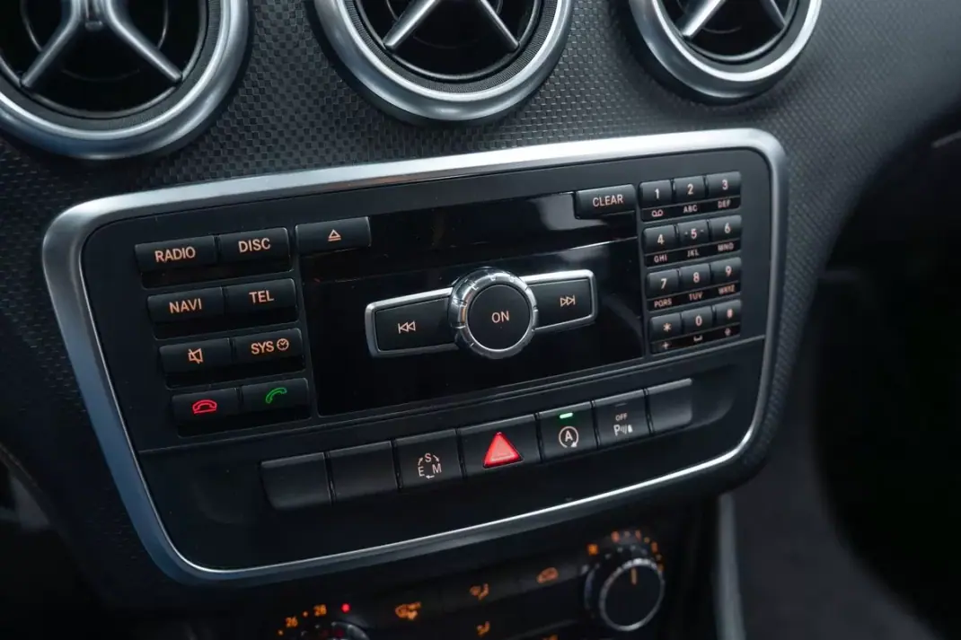 Mercedes-Benz A 180 2015 - 16950 EUR, 81000 km - AUTO.MOTO.pt - 81000km - foto 33 de 36