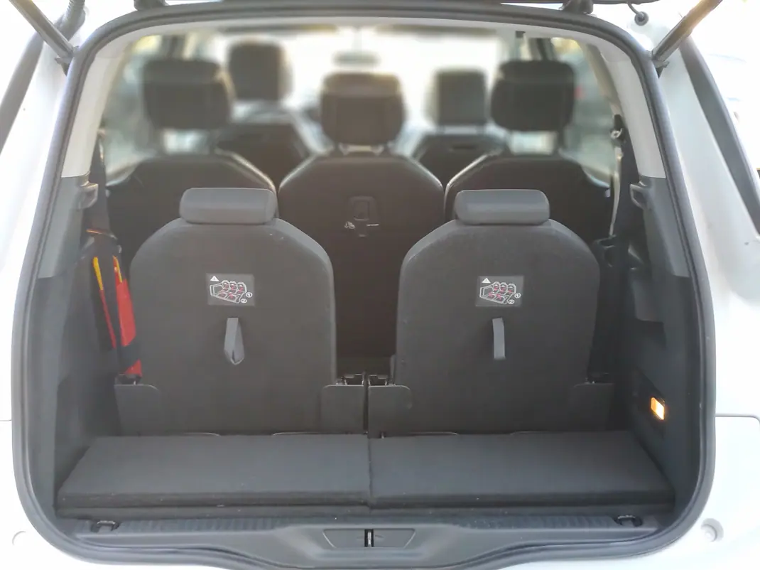 Citroën C4 Grand Picasso 2015 - 10500 EUR, 185000 km - AUTO.MOTO.pt - 185000km - foto 9 de 15